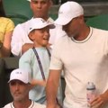Nole se izvinio, prekrstio i osvojio prvi set (VIDEO)