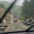 Haos na putu, stene padale pred točkove Užas na putu kod Priboja, pljušte upozorenja "pazite" (foto)