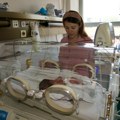 Za bolje prve dane beba – UNICEF donirao niškom UKC reanimacioni sto i fotelju za kontakt „koža na kožu“