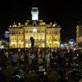 UŽIVO Protestna šetnja u Novom Sadu, građani ispred Gradske kuće
