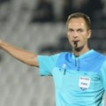 Srpski arbitar Srđan Jovanović sudiće meč između fudbalera Portugalije i Mađarske