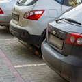 Šta se dešava kada Novosađanin vidi prazno mesto za parking? Šok snimak: Pravo na bakicu preko trotoara i zida