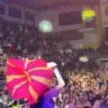 Ceca Ražnatović ogrnula makedonsku zastavu na koncertu: Folk diva pokazala koliko voli i poštuje svoju publiku: Emocije…