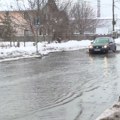 VIDEO „Mala Venecija“ u Borči: Ponovo poplavljena ista ulica, bez gumenih čizama ne može, čak i automobili otežano prolaze…