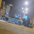 (Foto) Luksuzni mercedes se zakucao u semafor nasred Autokomande Saobraćajka u Beogradu: Drugom autu od siline udara otpao…