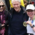 Čelsi Klinton istrčala Bostonski maraton: Na cilju su je izgrlili roditelji Bil i Hilari