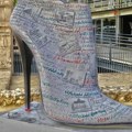 On na kolenima u ulozi kućnog ljubimca, ona u visokim štiklama zanosno šeta gradom Performas ili ne, bizarno svakako jeste