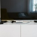 Ne vidite ništa na TV-u od sunca i lampi? Ovo je spas za svaku dnevnu sobu