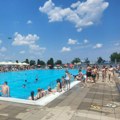 Vrućina puni gradsko kupalište: Dobra poseta na ''Lagatoru'' (foto)