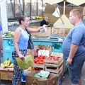 Incident na leskovačkoj pijaci: Navodna humanitarka psovala i nasrnula na prodavca koji ju je snimao – VIDEO