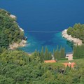 Zabranjeno kupanje na poznatoj crnogorskoj plaži: Potvrđeno prisustvo bakterije, naređeno isticanje crvene zastavice