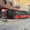 Gradski autobus sleteo sa kolovoza i udario u drvo: Vozač i troje putnika prevezeni u UKC Niš