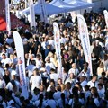 (Foto) Građani ispred Beogradske arene pred skup liste "Aleksandar Vučić - Ujedinjena Srbija"