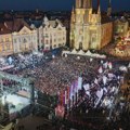 Na fotografiji sa skupa SNS-a u Novom Sadu "pomeren spomenik" Svetozaru Miletiću da bi izgledalo da ima više ljudi - tvrde…