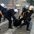 U Tirani povređeno 16 policajaca, napad na sedište socijalista