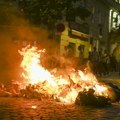 Francuska gori: Besne neredi: Napadnuta kuća jednog gradonačelnika, povređena njegova žena, izgorelo skoro 600 automobila…