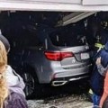 Drama u Nju hempširu: Automobil nakon sudara uleteo u restoran, više od 10 osoba povređeno (foto)