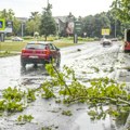 Neverovatna scena u Zemunu: Vetar nosi kontejnere po ulici VIDEO