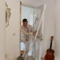 Snimak sa srpske svadbe razbesneo internet: Momak razvaljuje vrata mladine sobe, svi ga napali, a onda je otkrivena istina