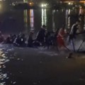 Jeziv snimak sa "kartela"! Splav tone, čuju se krici mladih iz ledene vode dok pokušavaju da dođu do obale! (video)