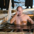 Kremlj: "Putin se okupao u ledenoj vodi za Bogojavljenje, poštuje tradiciju"