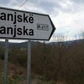 Prefarbane dvojezične table na putu Kosovska Mitrovica - Jarinje