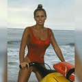 Zvezda serije "Čuvari plaže obrijala glavu jer se bori sa rakom: "Prvo sam se ugojila 11 kilograma, a sledeći simptom je bio…
