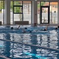 Kurir: Zaplivali đaci u velelepnom novom zatvorenom bazenu: Odžan prvi čas fizičkog vaspitanja u vodi, građani oduševljeni (foto)