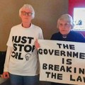 Ćivotna sredina i protest: Penzionerke oštetile staklo oko Velike povelje slobode zbog upotrebe fosilnih goriva