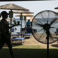 Čistka u Grčkoj: Zbog "zakona Mikonosa" zatvaraju barove na plažama, sakupljali suncobrane i stolove celu noć