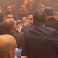 Brutalna tuča u Skupštini snimljena izbliza: Vuku se, dave, polivaju! Tuku se kao u ringu, ovo je haos