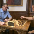 Vučić objavio fotografiju kako igra šah u Predsedništvu