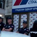 Iz zgrade SNS šmrkovi, jaja i topovski udari po građanima: Pogledajte kako je protekao protest u Kraljevu zbog batinaša koji…