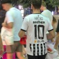 Natho na leđima, zastava Srbije u rukama! Novakov navijač došao u crno-belom dresu, ovo će oduševiti Grobare
