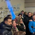 Sin Halida Bešlića stigao ispred Skenderije! Emotivna scena uz Romaniju, zagrlio ga i počeo da jeca na glas