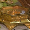 Čestica časnog pojasa stigla u petrovaradin Vernici se klanjaju svetinji koja donosi isceljenje