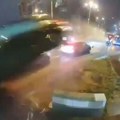 Nesvakidašnja nesreća u komšiluku! Mercedesom preleteo dva vozila: Svi gledaju snimak i krste se