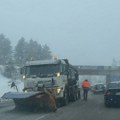 Sneg doneo totalni kolaps za šlepere u Kruševcu i Kraljevu! Uvedena hitna zabrana za teretnjake