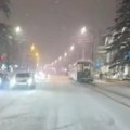 Provozali smo se po najvećoj mećavi kroz Beograd: Ovako izgledaju ulice glavnog grada (video)