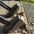 Seo na novopostavljenu klupu u centru Leskovca, ona se prevrnula i povredila ga