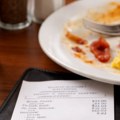 "Nakon doručka nisam ostavio nikakav bakšiš, a onda je konobar uradio ovo" Momak podelio fotku računa iz restorana i šokirao…