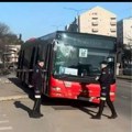 Autobus uleteo na stajalište u Nišu, pogledajte prvi snimak! Policija i hitna na terenu, dve osobe prebačene u bolnicu (video)…