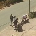 (Uznemirujući snimak) izraelci zverski pretukli Palestince! Među napadačima i vojnik u punoj orpemi, kamere zabeležile jeziv…