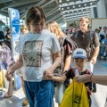 Turisti iz Srbije oduševljeni dočekom u Crnoj Gori: Pokloni odmah po sletanju! „Ovo nas je baš prijatno iznenadilo“