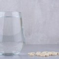 Ova greška može uticati na terapiju! Pijete li dovoljno vode uz lekove? Doktor otkriva koliko je zaista neophodno