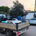 (Foto) Komunalni redari pokupili peškire i ležaljke sa plaže: "Akcija će se sprovoditi u narednom periodu"