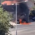 Buknuo požar na Novom Beogradu: Auto se zapalio u Vojvođanskoj ulici, vozač hitno prevezen u bolnicu sa opekotinama (video)