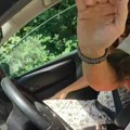 "Gospođice, je l' to isto radite i u Kraljevu" Zaustavio auto sa srpskim tablicama i počeo da viče na njih (video)