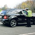 Da li znate zašto policajac uvek dodirne vaš auto kad vas zaustavi? Obratite pažnju na ovaj detalj, evo šta se krije uza…