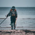 Krenuo u potragu sa faličnim detektorom Za samo 20 minuta našao je bogatstvo od 35.000 evra koje mu je promenilo život